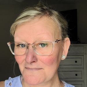 Gorgeous 10k White Gold Earrings.